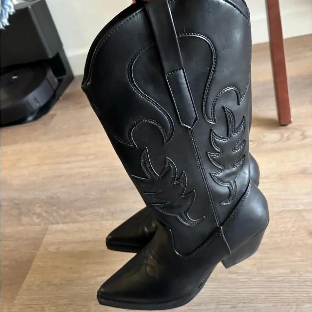 Elegant Black Women's Heeled Boots - Picture 5 of 5
